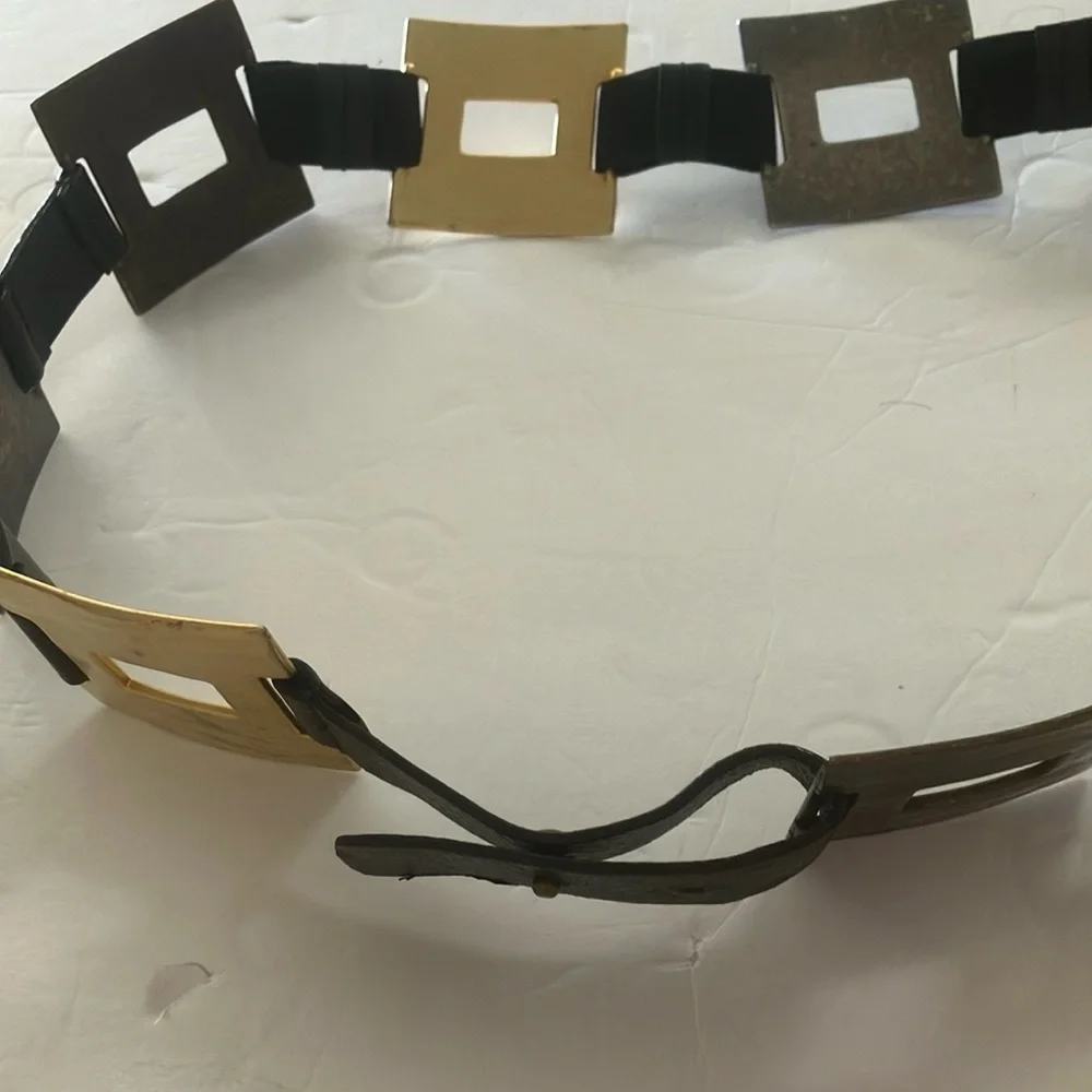 Retro looking ladies belt
